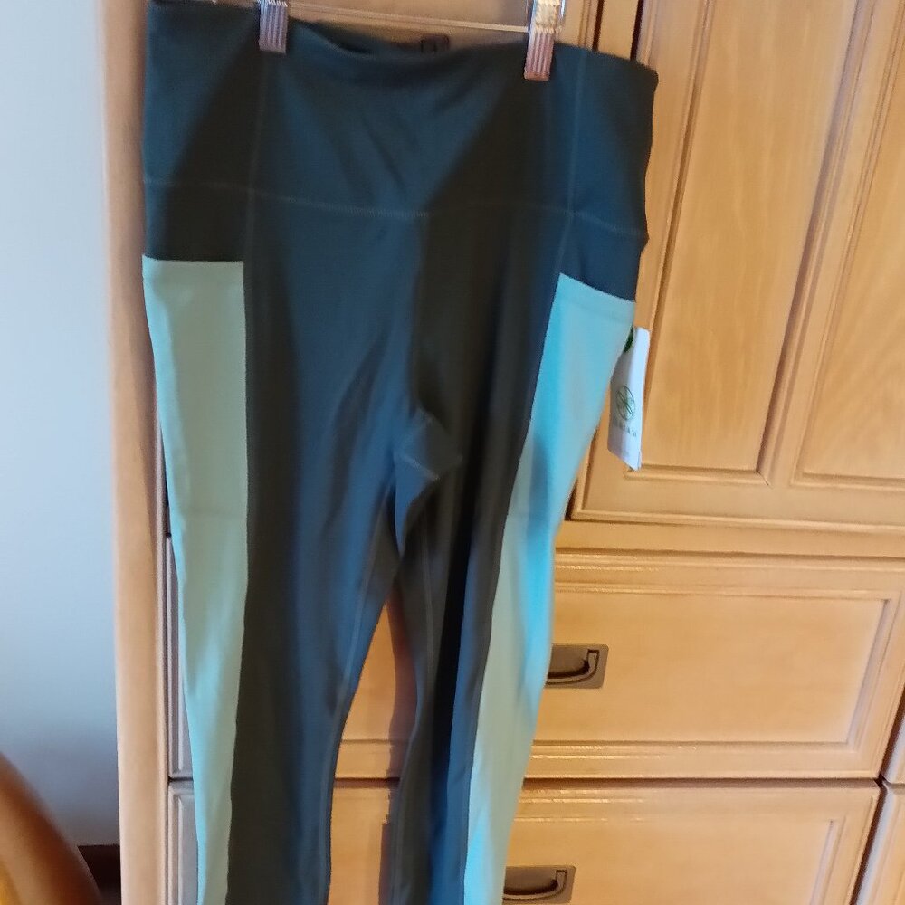 New GAIAM Medium OM-Dri Yoga Pants Leggings Hudson NWT Color Block